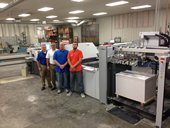 Das Team der Druckerei Modern Litho in Jefferson City, Missouri, konnte mit dem PFX-Anleger an der Stahlfolder KH 82 die Produktivität enorm verbessern und auch die hohen Qualitätsanforderungen ihrer Kunden besser erfüllen. 