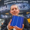 Hohes Kostensenkungspotenzial: Auf der LOPEC zeigt Armin Senne, Flexo Business Manager bei ContiTech, Prototypen einer gedruckten Solarzelle.  Foto: ContiTech